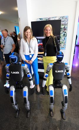 Gruppenfoto mit Robotern im Foyer beim LKQ Europe Premium Event 2026