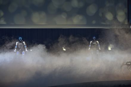 Humanoide Roboter im Bühnennebel beim LKQ Europe Premium Event 2026