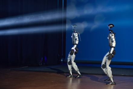 Humanoide Roboter laufen auf Bühne beim LKQ Europe Premium Event 2026