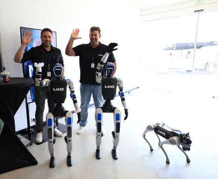 Humanoide Roboter und Roboterhund im Eventraum beim LKQ Europe Premium Event 2026