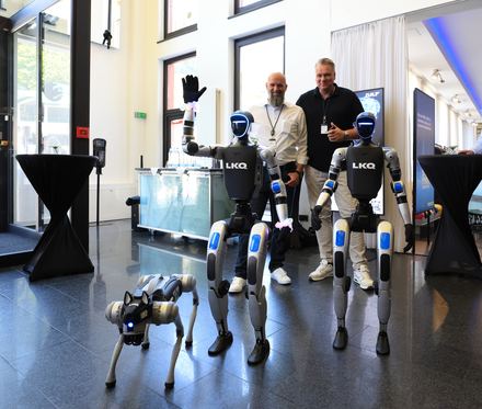 Humanoide Roboter und Roboterhund beim LKQ Europe Premium Event 2026