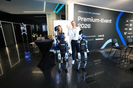 Humanoide Roboter vor Premium-Event-Bühne beim LKQ Europe Premium Event 2026
