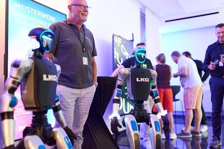 Humanoide Roboter zwischen Eventgaesten beim LKQ Europe Premium Event 2026