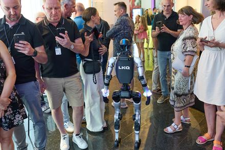 Humanoider Roboter in Besuchergruppe beim LKQ Europe Premium Event 2026