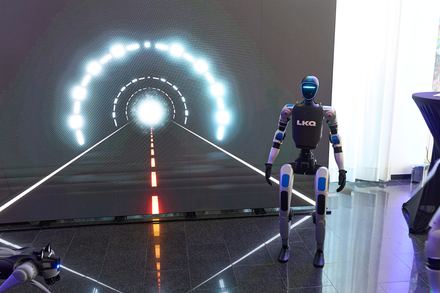 Humanoider Roboter vor LED-Tunnel beim LKQ Europe Premium Event 2026
