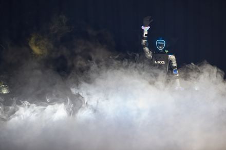 Humanoider Roboter winkt im Bühnennebel beim LKQ Europe Premium Event 2026