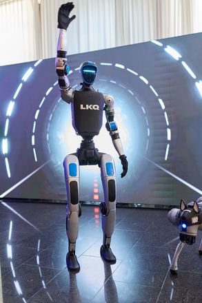 Humanoider Roboter winkt vor LED-Tunnel beim LKQ Europe Premium Event 2026