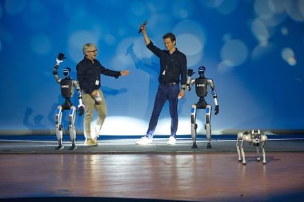 Moderatoren High-Five mit Robotern beim LKQ Europe Premium Event 2026