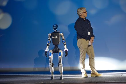 Moderatoren mit humanoiden Robotern auf Bühne beim LKQ Europe Premium Event 2026