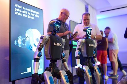 Nahaufnahme humanoide Roboter mit Gaesten beim LKQ Europe Premium Event 2026