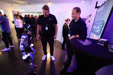 Operator bereitet humanoiden Roboter vor beim LKQ Europe Premium Event 2026