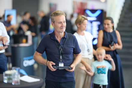 Operator mit Robotersteuerung beim LKQ Europe Premium Event 2026