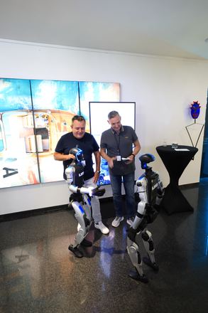 Operator steuert humanoiden Roboter beim LKQ Europe Premium Event 2026