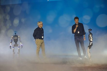 Präsentation mit humanoiden Robotern beim LKQ Europe Premium Event 2026