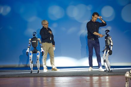 Roboter Demonstration mit Moderatoren beim LKQ Europe Premium Event 2026