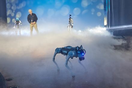 Roboterhund im Bühnennebel beim LKQ Europe Premium Event 2026