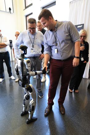 Roboterhund Interaktion mit Gaesten beim LKQ Europe Premium Event 2026