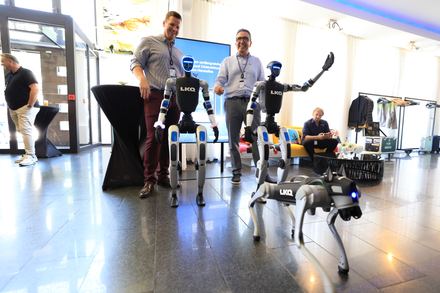 Roboterhund vor humanoiden Robotern beim LKQ Europe Premium Event 2026