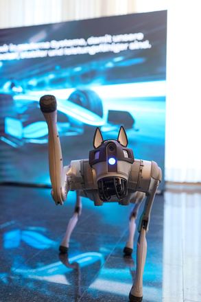 Roboterhund vor Praesentationswand beim LKQ Europe Premium Event 2026