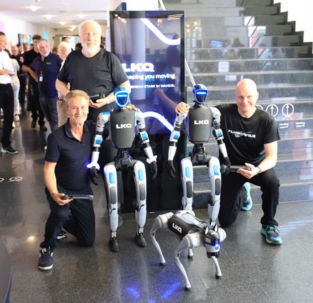 RoboticRental Team mit humanoiden Robotern beim LKQ Europe Premium Event 2026