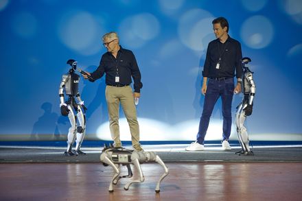 Robotik Präsentation auf Eventbühne beim LKQ Europe Premium Event 2026