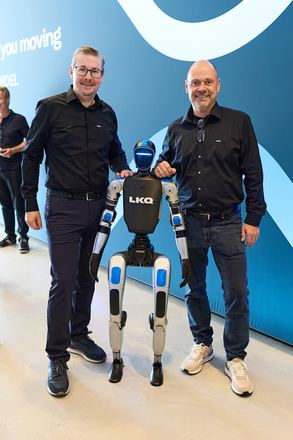 TONEART-Operatoren mit humanoiden Robotern beim LKQ Europe Premium Event 2026
