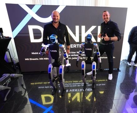 TONEART-Team mit humanoiden Robotern beim LKQ Europe Premium Event 2026