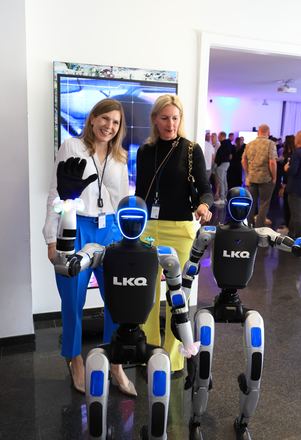 Zwei Besucherinnen mit humanoiden Robotern beim LKQ Europe Premium Event 2026