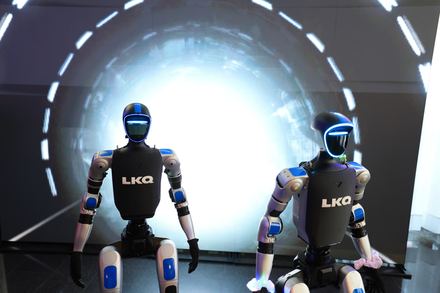 Zwei humanoide Roboter vor LED-Tunnel beim LKQ Europe Premium Event 2026