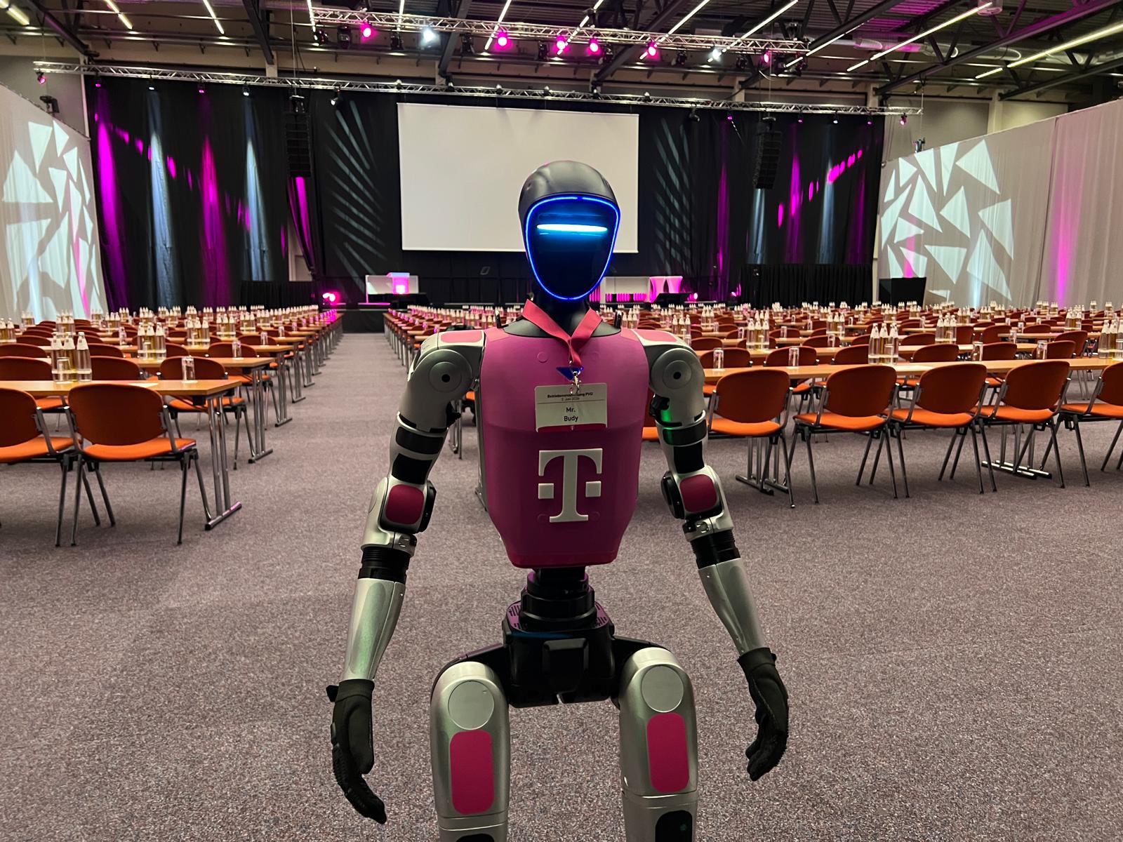 Humanoider Roboter Mr. Buddy im Auditorium der Telekom Betriebsversammlung Fulda 2026