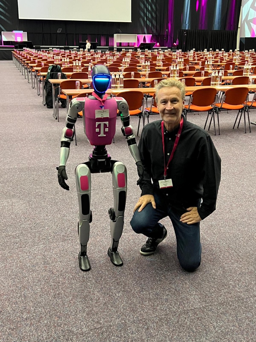 Mr. Buddy als humanoider Event-Roboter vor der Bühne der Telekom Betriebsversammlung