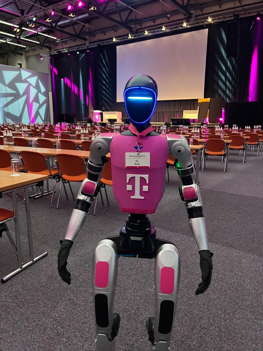 Mr. Buddy neben digitaler Telekom Beschilderung im Hotel Esperanto Fulda