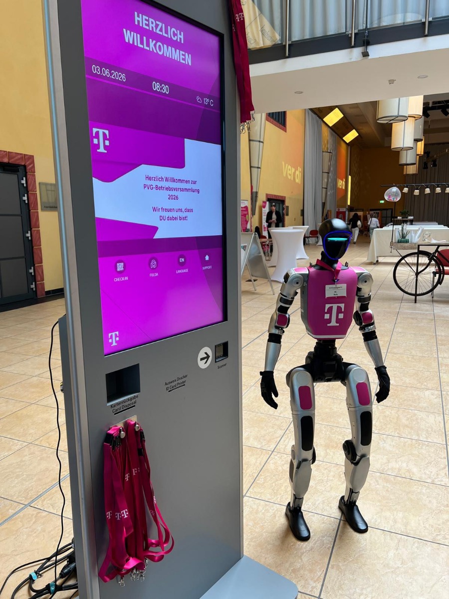 Mr. Buddy mit Besucher bei der Deutschen Telekom Betriebsversammlung in Fulda