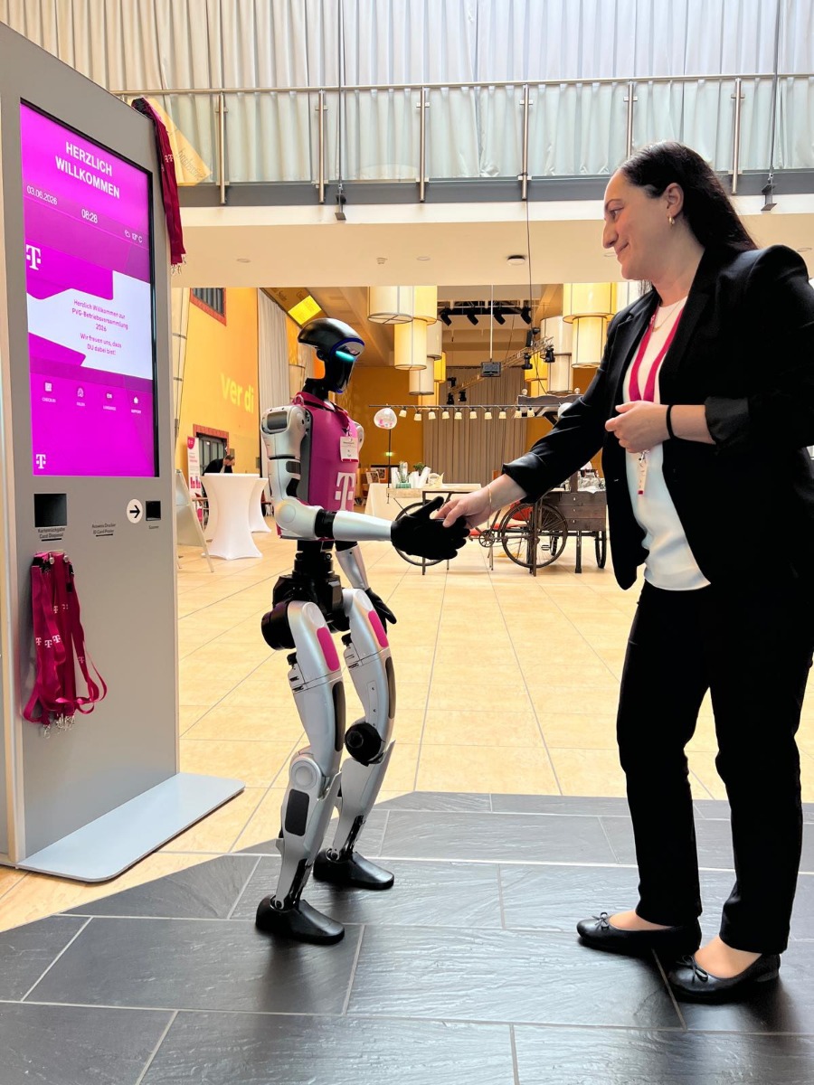 Mr. Buddy im Gespräch mit Besucherin am Telekom Infopunkt