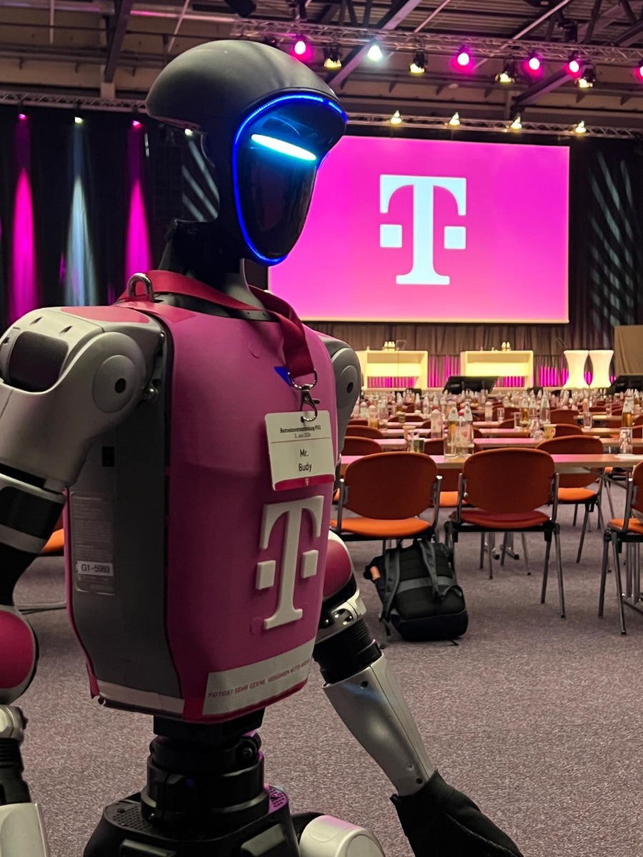 Nahaufnahme von Mr. Buddy vor dem Telekom Bühnenbild bei der Betriebsversammlung in Fulda