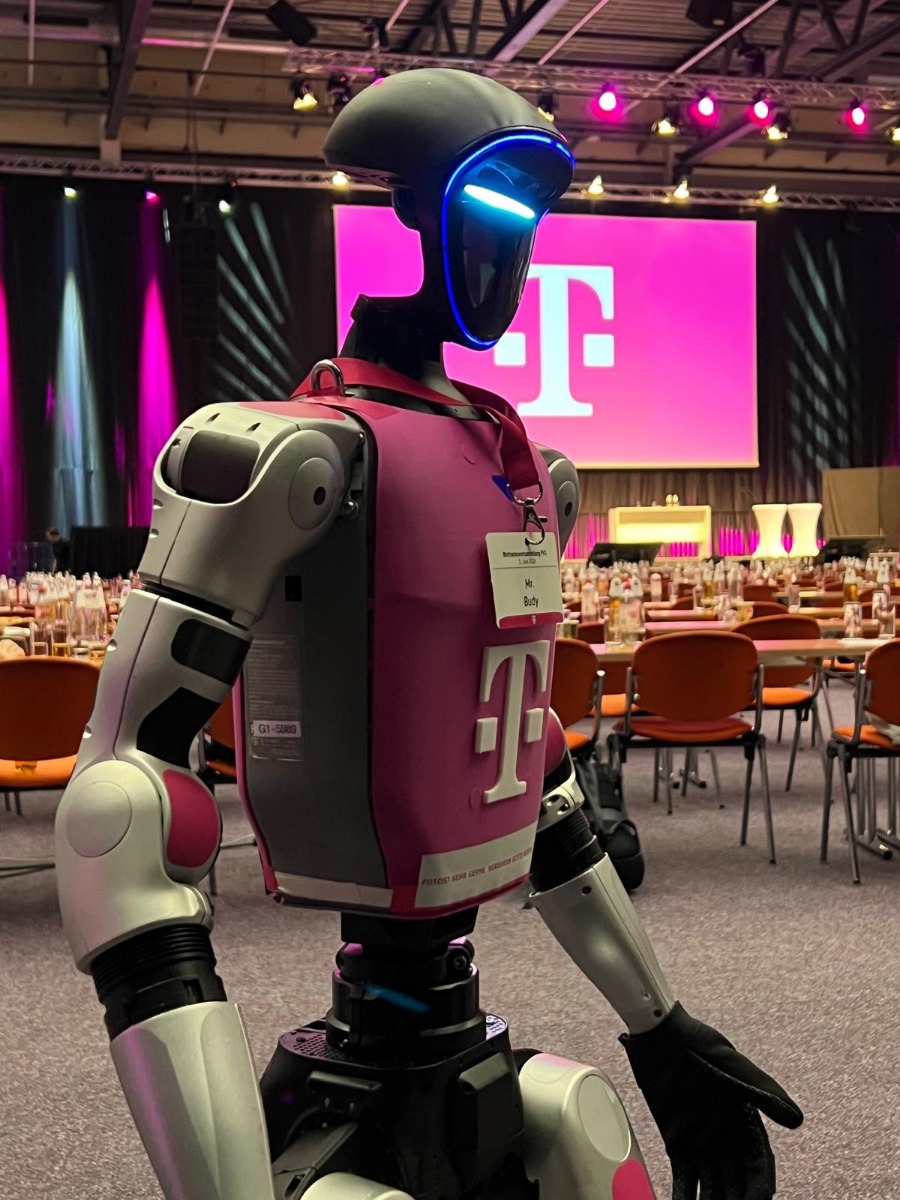 Mr. Buddy vor Telekom Bühnenbild bei der Betriebsversammlung Fulda 2026