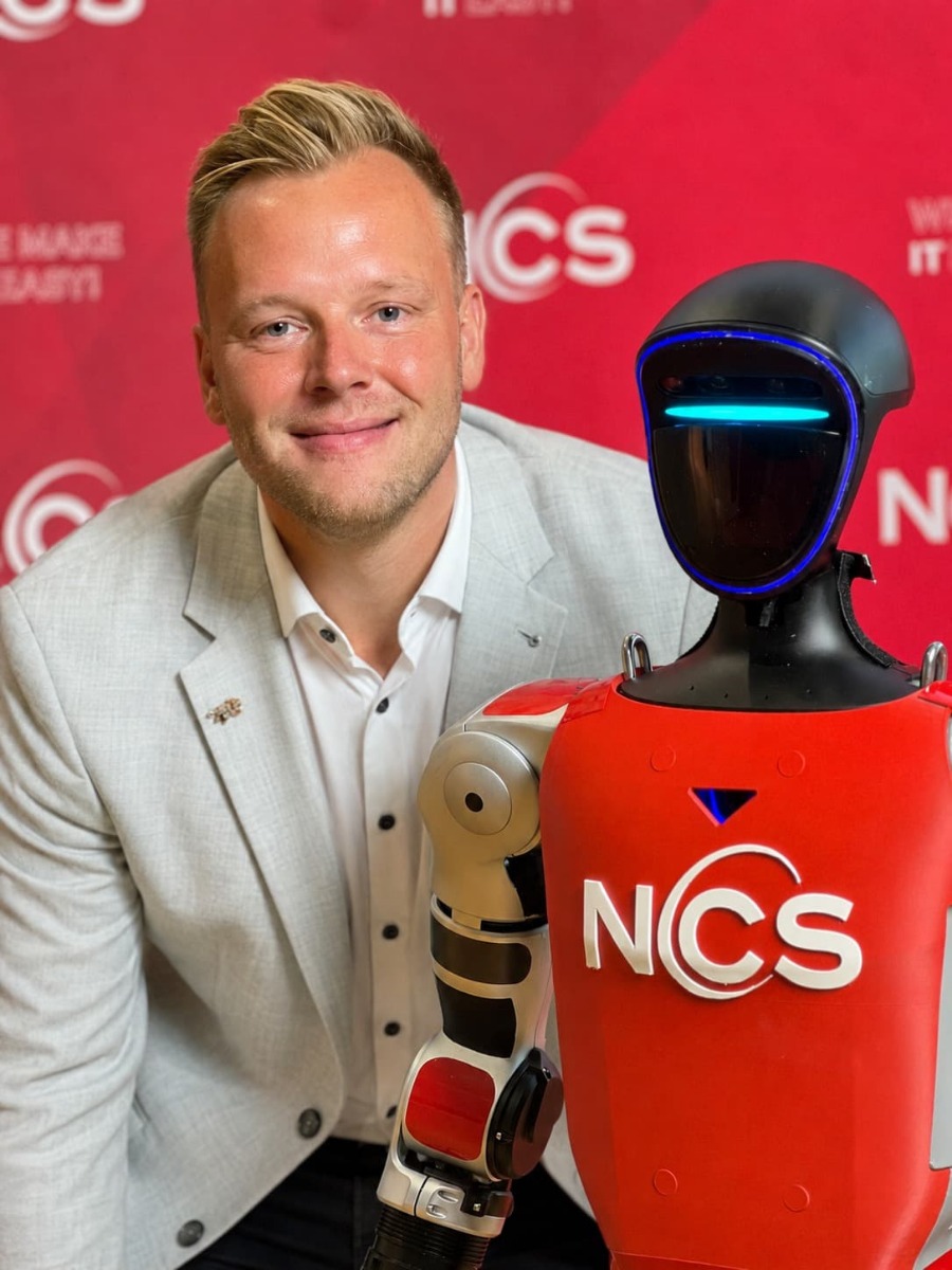 NCS-Geschäftsführer Nico Schneider mit Roboter Buddy beim KI Kompass 2026