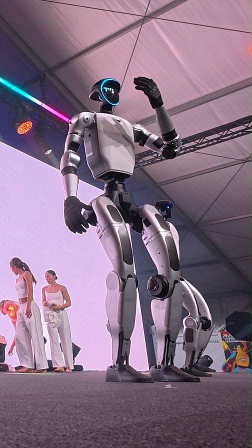 Unitree G1 Roboter aus niedriger Perspektive vor großer LED-Wall