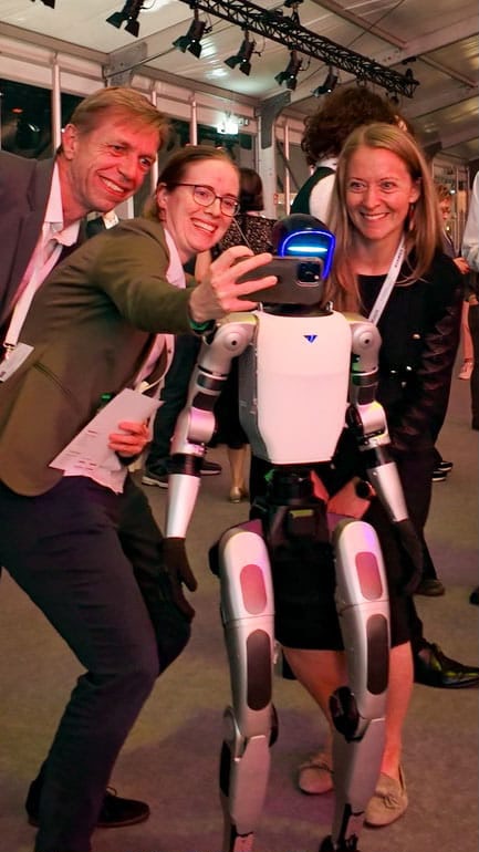 Unitree G1 Roboter mit drei Gästen beim Schaeffler x Jugend forscht Event