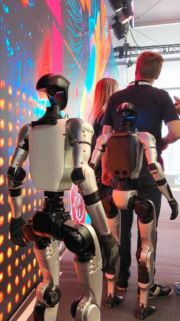 Unitree G1 Roboter mit Tänzerin vor LED-Wall beim Event