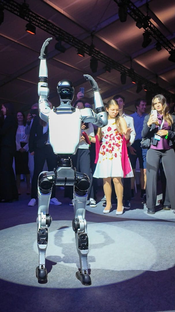 Unitree G1 Roboter im Spotlight auf der Bühne mit Gästen