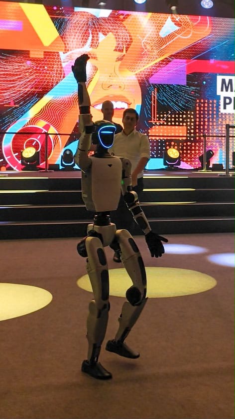 Unitree G1 Roboter auf farbiger Hauptbühne
