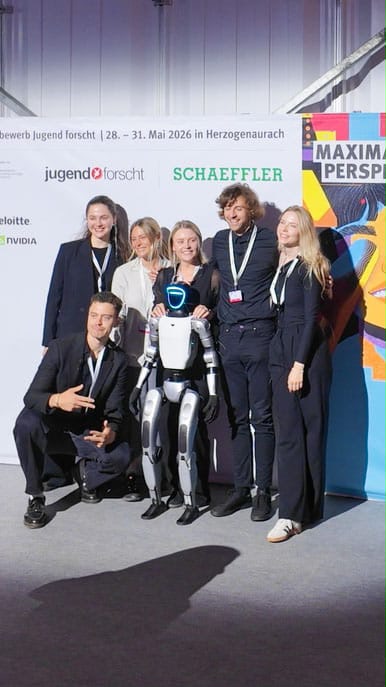 Teamfoto mit Unitree G1 Roboter vor Schaeffler Fotowand