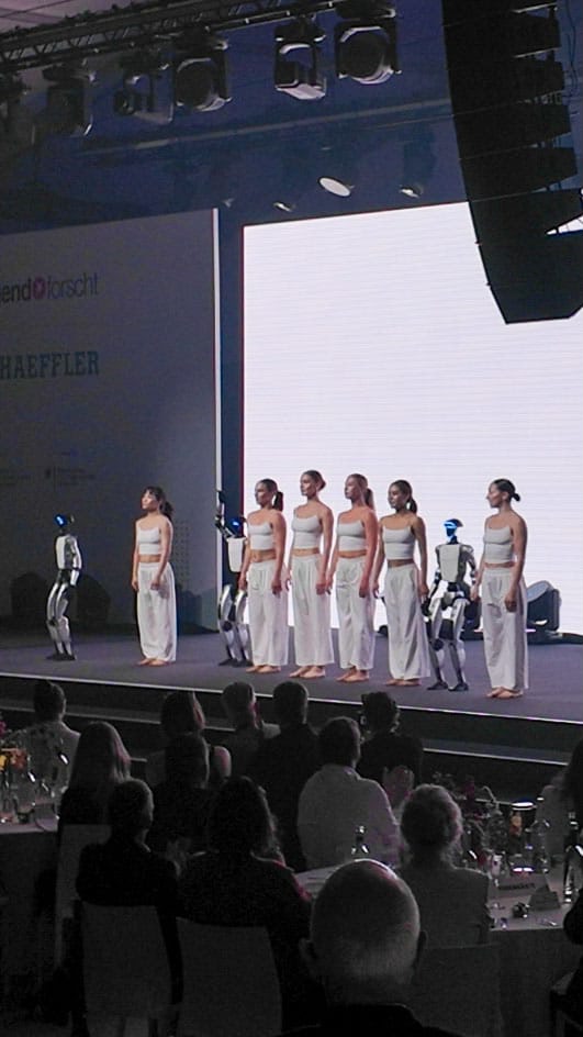 Bühnenhintergrund mit Schaeffler Logo bei der Unitree G1 Robotikshow