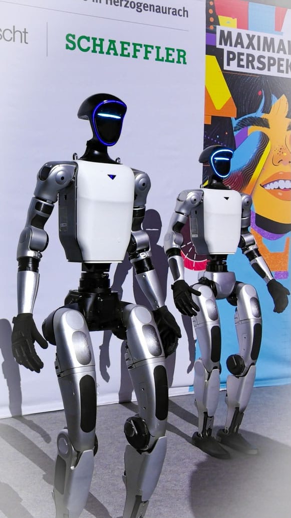 Zwei Unitree G1 humanoide Roboter bei der Schaeffler Jugend forscht Show