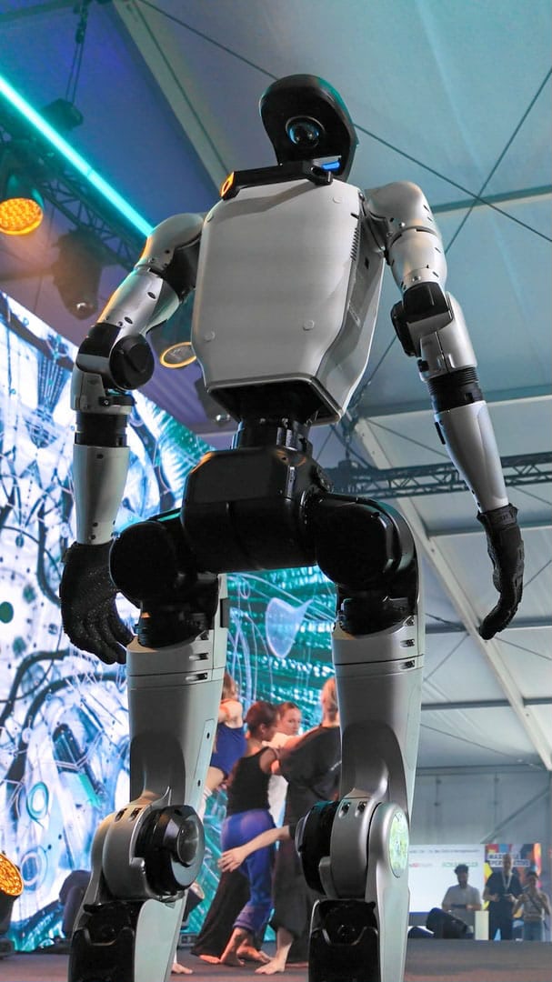 Unitree G1 Roboter von hinten vor großer LED-Wall