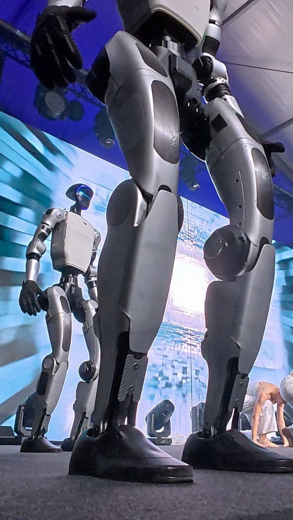 Zwei Unitree G1 Roboter aus niedriger Perspektive auf der Bühne