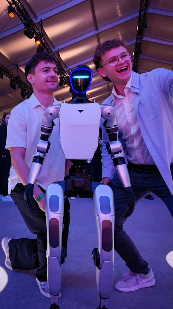 Unitree G1 Roboter mit zwei jungen Besuchern beim Event