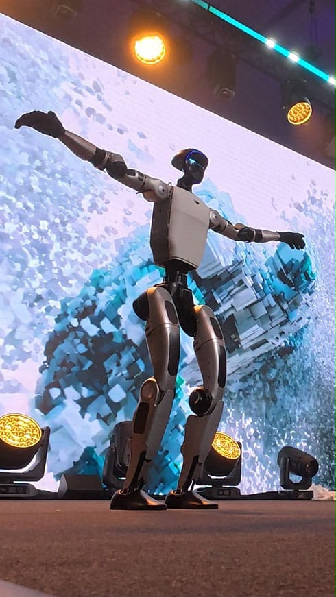 Einzelner Unitree G1 Roboter posiert vor LED-Wall