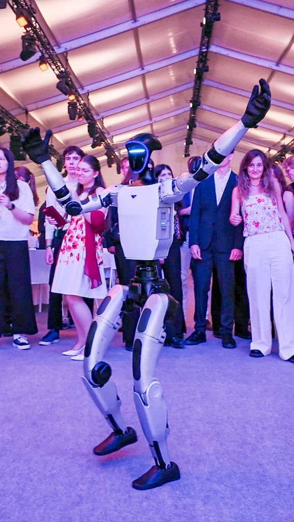 Unitree G1 Roboter mit Gästen auf der Eventfläche